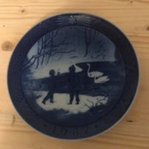Royal Copenhagen, Christmas plate, 1987 winter birds EUC‎